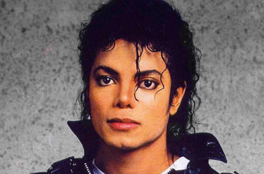  Qué similitud tan increíble: la hermana de 56 años de Michael Jackson se convierte en una copia de su famoso hermano