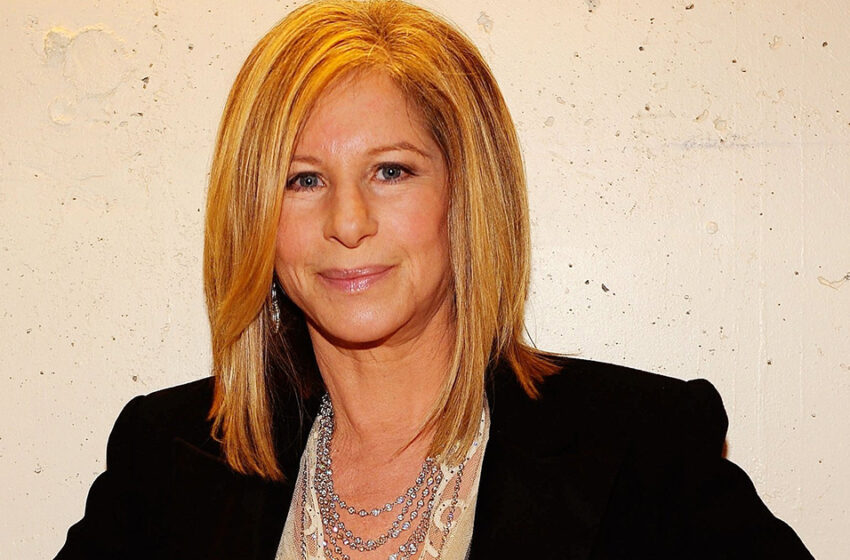  Barbra Streisand, de 81 años, respondió emocionalmente a los comentarios sarcásticos sobre fotos casuales sin maquillaje.