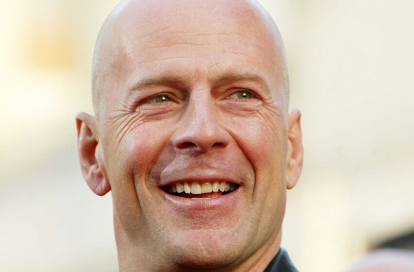  Han aparecido nuevas fotos de Bruce Willis, quien está lidiando con la demencia. No luce como antes, la enfermedad le cambió completamente. Es irreconocible…