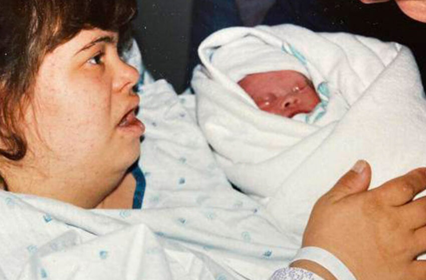 Hace 27 años, una mujer extraordinaria dio a luz a un hijo, desafiando las predicciones de los médicos. ¿Cómo luce el joven hoy en día?
