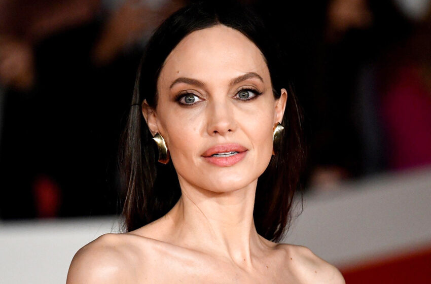  A esta actriz no le parece en absoluto una diosa olímpica: Angelina Jolie, de aspecto sombrío, fue vista en un yate privado en Grecia.