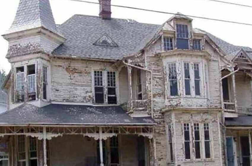  Esta casa parecía a punto de derrumbarse sobre sí misma.
