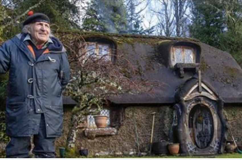  Increíble creación a los 90 años: Este anciano asombra al mundo construyendo su propia casa de Hobbit.