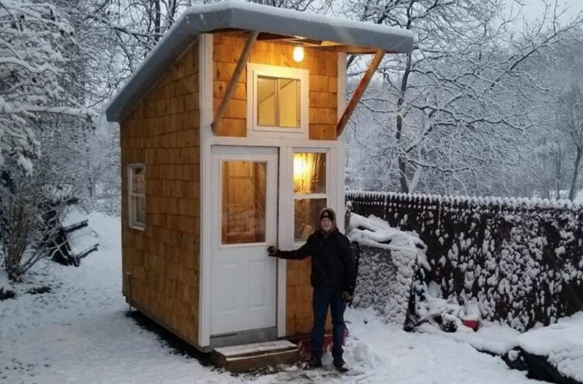  Un joven de 13 años construye su propia mini casa en su patio trasero, mírala por dentro y sorpréndete.
