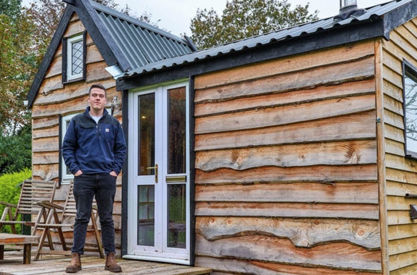  Un adolescente construyó su casa diminuta de ensueño desde cero utilizando materiales reciclados y ahora vive sin pagar alquiler.