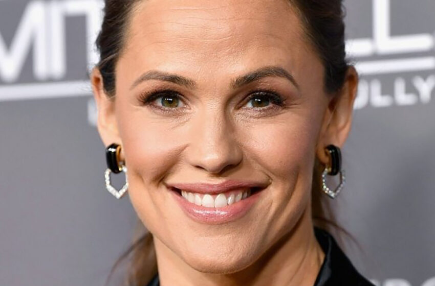  Jennifer Garner despliega sus movimientos de baile en un video y los fanáticos quedan asombrados por sus enérgicas patadas altas.