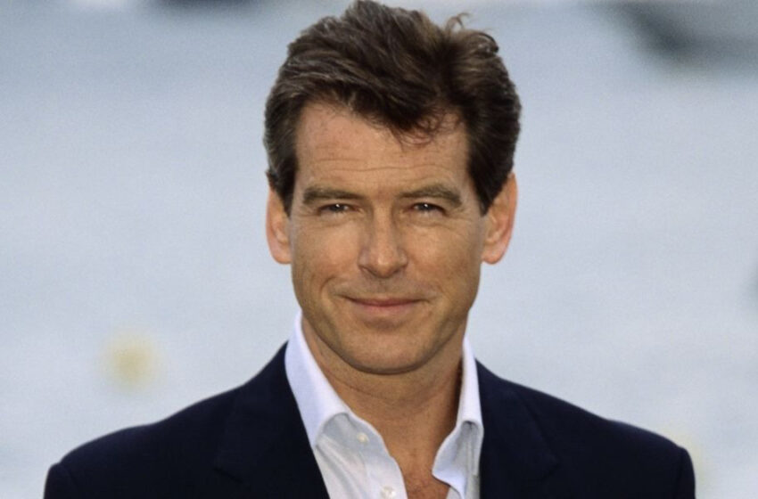  Pierce Brosnan luce “criminalmente apuesto” con cabello plateado y barba descuidada, y los fanáticos alaban su apariencia.