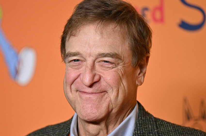  John Goodman se mudó para alejar a su hija del mundo del espectáculo. A sus 71 años, está sobrio y ha perdido 200 kilogramos