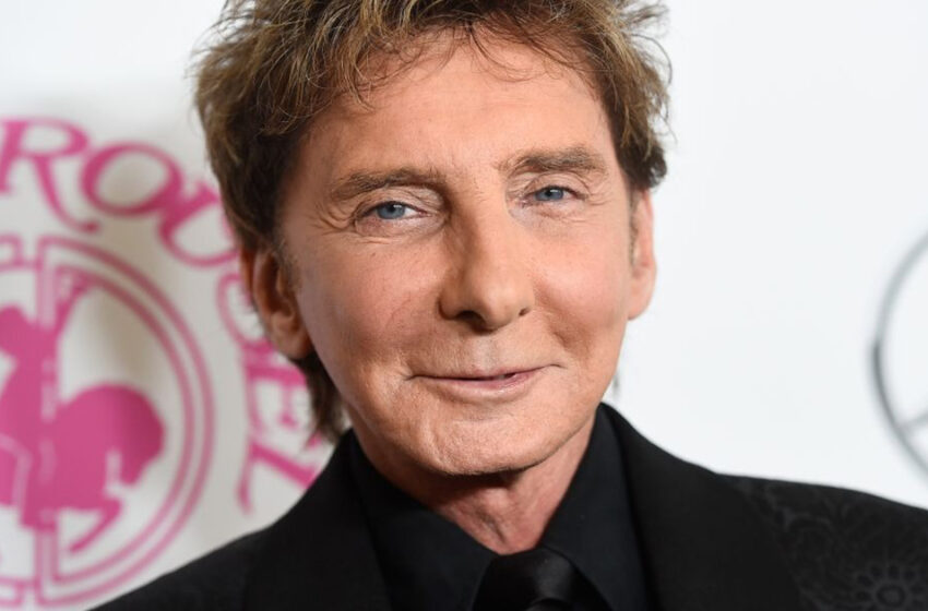  “El rostro de Barry Manilow ‘no se mueve’ mientras los fanáticos afirman que ha tenido demasiados procedimientos después de su participación en la iluminación del árbol de Rockefeller.”