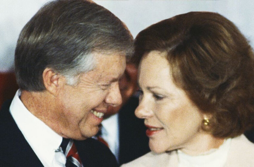  El público predice que Jimmy Carter “se irá” pronto después de asistir al entierro de su esposa envuelto en una manta especial.