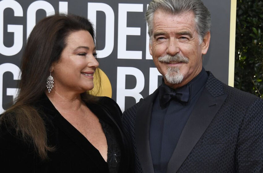  Pierce Brosnan solo tiene ojos para su esposa, quien luce impresionante en un conjunto dorado brillante.