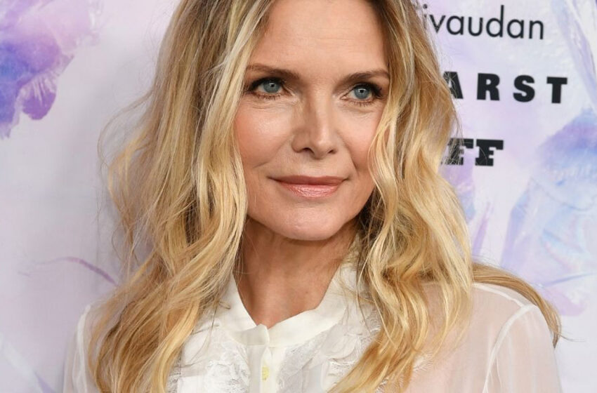  “La mujer más hermosa”: Michelle Pfeiffer muestra su belleza natural en una dulce publicación con su perro