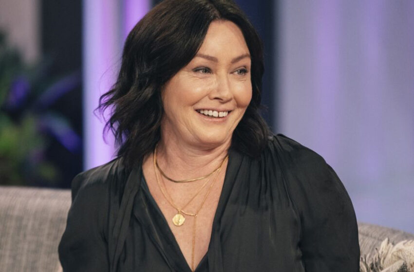  Shannen Doherty va sin pantalones luciendo una camisa con recortes sesgados que revelaron sus piernas delgadas – Foto