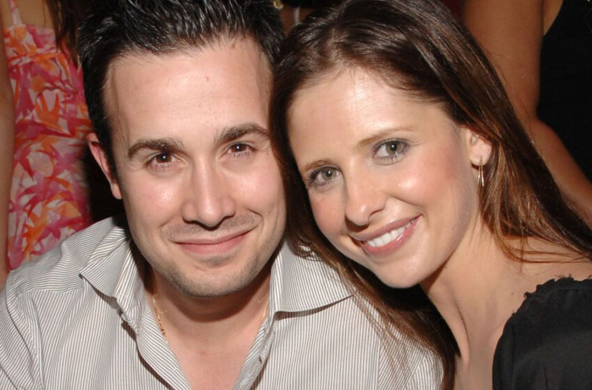  Los fanáticos elogian el duradero matrimonio de Sarah Michelle Gellar y Freddie Prinze Jr. después de lucir ‘tan normales’ en público.