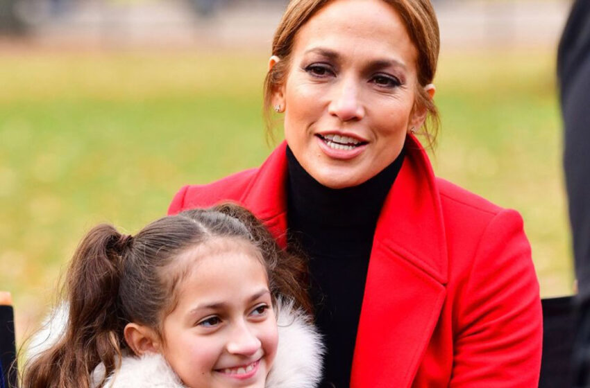  La hija de Jennifer Lopez, Emme, con cabello rizado, fue vista luciendo ropa informal en una reciente aparición con su mamá.