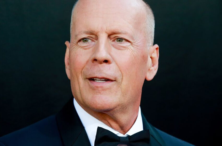  Bruce Willis fue visto conduciendo un automóvil en una rara aparición pública en medio de su lucha contra la demencia.