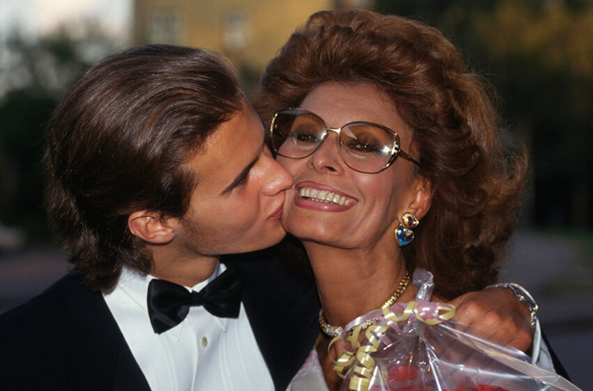  ‘¡OMG!’: La eternamente joven Sophia Loren, vista a los 88 años con los hijos que tuvo después de que un médico le dijera que no podía tener niños.