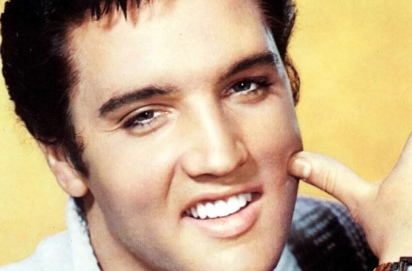  Una de las nietas gemelas de Elvis Presley, llamada como él, se muestra a los 15 años con cabello rubio y maquillaje.