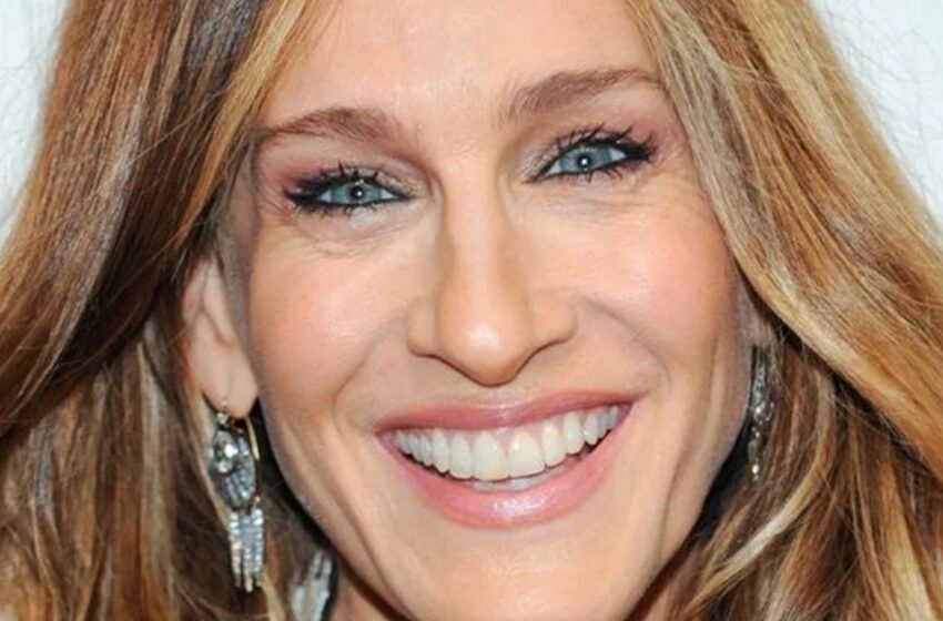  “Deslumbrante como siempre”: Sarah Jessica Parker desafía la edad con un vestido negro y zapatos a juego.