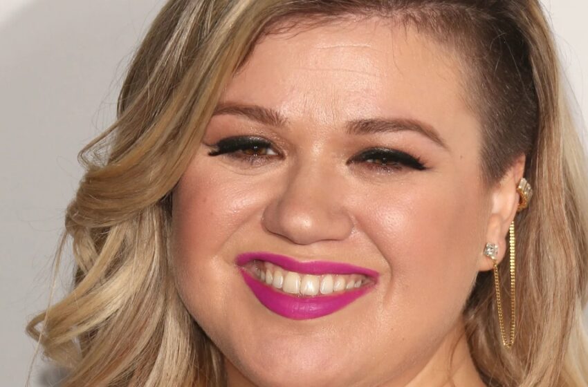  Los fanáticos preguntan por el ‘secreto’ de la pérdida de peso de Kelly Clarkson mientras muestra una figura más delgada con una blusa verde y pantalones ajustados.