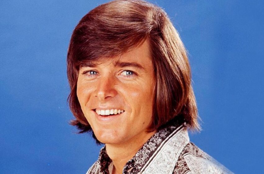  El ídolo adolescente Bobby Sherman trajo al mundo a 5 bebés en un campo después de sacrificar su carrera para criar a sus hijos.