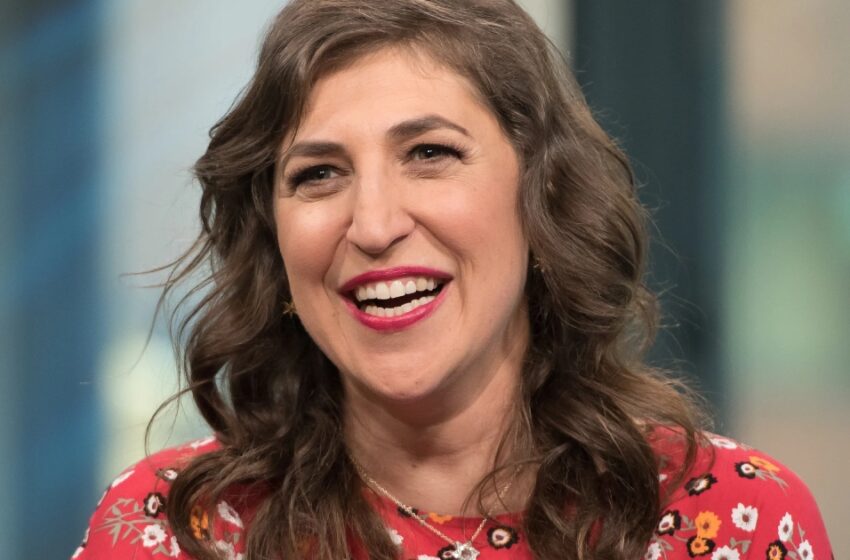  Mayim Bialik fue burlada por su “nariz grande” y “mentón puntiagudo” — madre soltera de 2 hijos agradece que su pareja la encuentre hermosa.