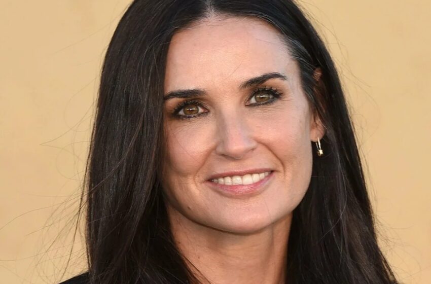  Los fanáticos dicen que Demi Moore “tiene el cuerpo de una diosa” a los 60 años al ser vista en traje de baño bajo una cascada.