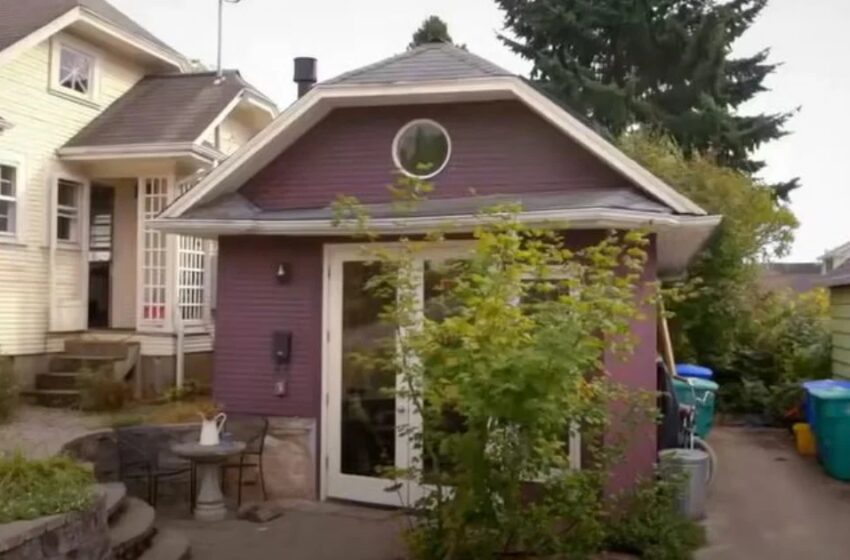  La familia convierte el garaje en una hermosa pequeña casa para la abuela para que pueda vivir cerca.