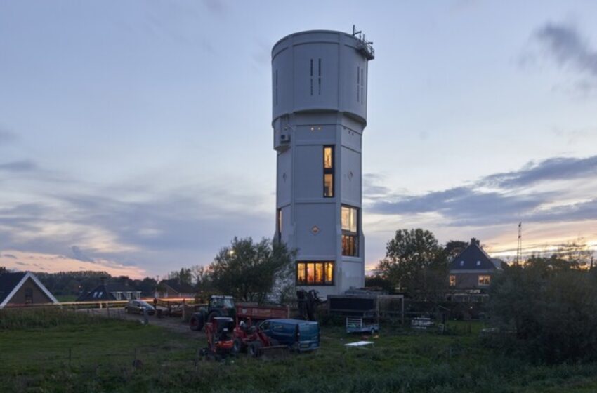  Los hermanos convirtieron una antigua torre de agua en un acogedor apartamento de varios niveles.