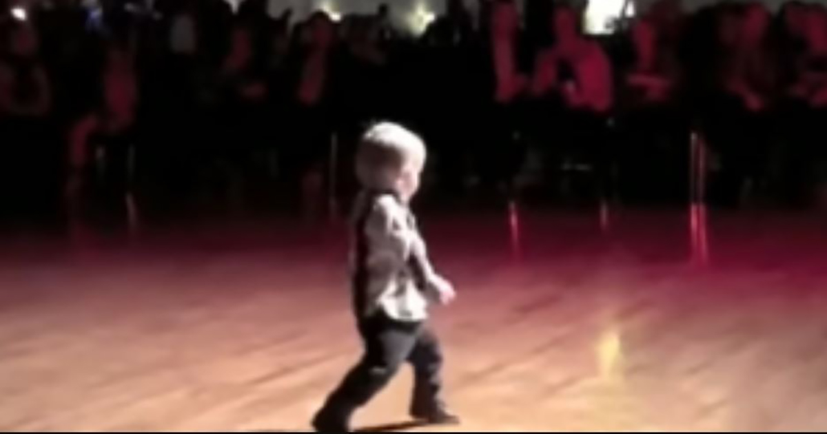 Niño pequeño escucha su canción favorita de Elvis y comienza a bailar, toda la multitud se parte de risa.