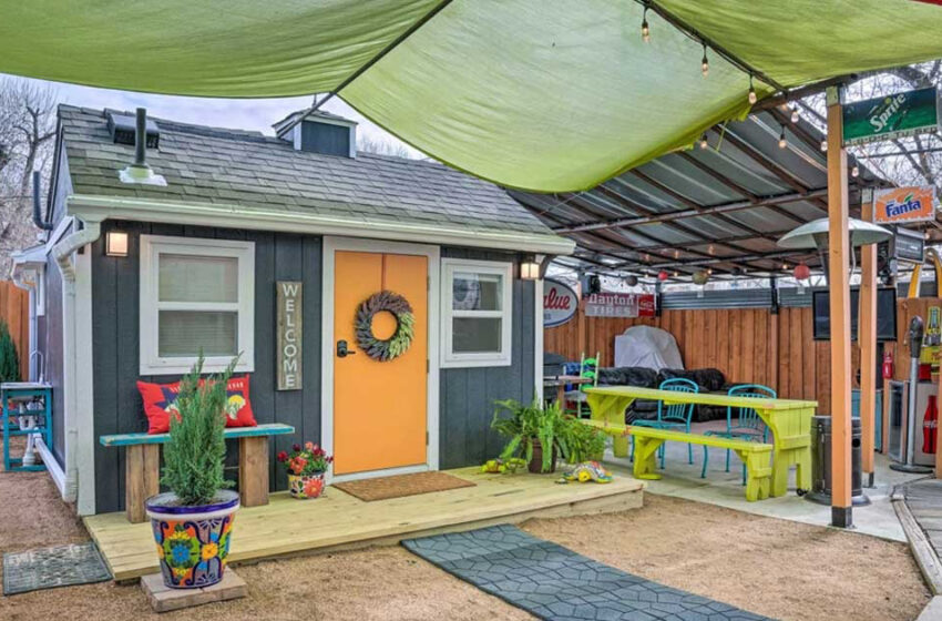  Hombre transforma un cobertizo que compró en Craigslist en una cabaña rentable y acogedora en el patio trasero.