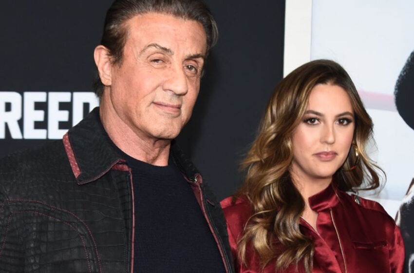  La hija de Sylvester Stallone, Sophia, cautiva corazones luciendo una chaqueta de cuero marrón y aros dorados.