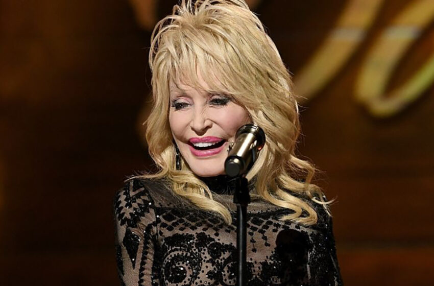  Dolly Parton, de 77 años, roba el espectáculo en atrevido atuendo de animadora azul para deleite de los fanáticos, “Luce 30 años más joven”