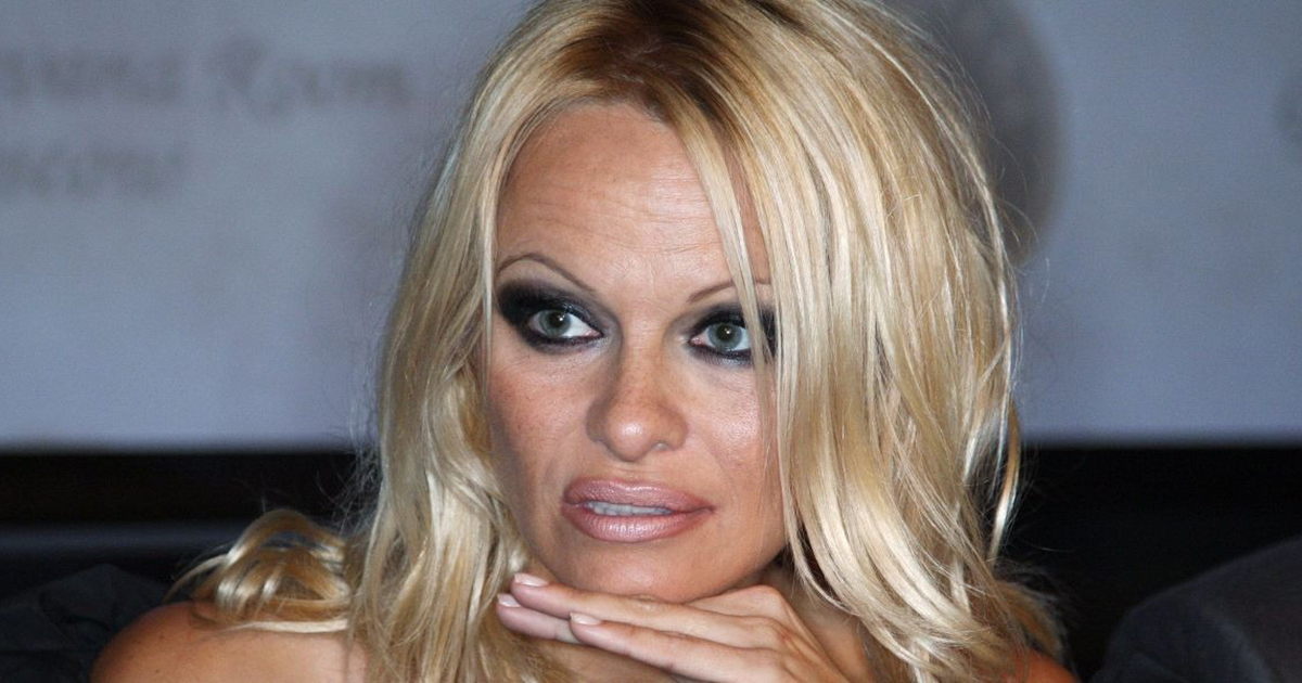 Pamela Anderson, de 56 años, sorprende con una exhibición de piernas en un vestido blanco en una nueva foto, y los fanáticos elogian su aspecto natural.