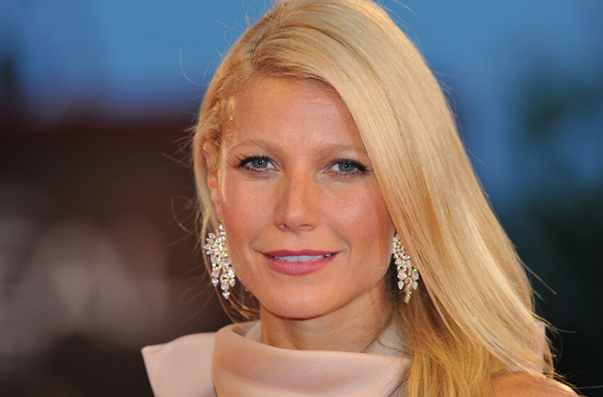  La hija de Gwyneth Paltrow, Apple, es la ‘Versión de los 90’ de Mamá Posa con Atuendo Totalmente Negro y Gafas en Foto