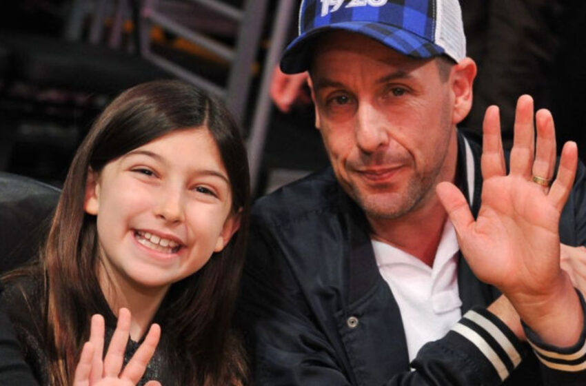  Las hijas de Adam Sandler ya son todas unas jóvenes y “se parecen a él” mientras desfilan por la alfombra roja con mamá y papá.