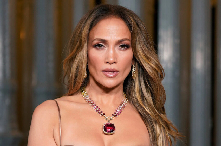  Jennifer Lopez llama la atención por usar un vestido “que la gente común no puede encontrar” en un evento de la alfombra roja.