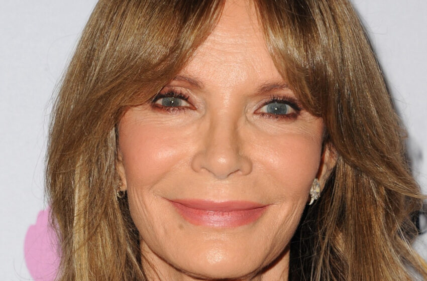  La estrella de ‘Charlie’s Angels’, Jaclyn Smith, posa con su nieta que lleva su nombre, y su parecido sorprende a los fanáticos.