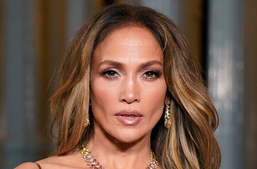  ‘Omg’: Jennifer Lopez, 54, Roba Atención en Vestido Revelador con Recorte en Forma de Corazón en su Abdomen