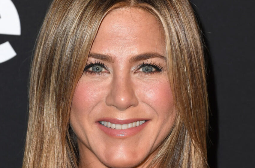  “Se parece a Mickey Rourke”: Jennifer Aniston, de 55 años, con arrugas, escote flácido y canas en California.