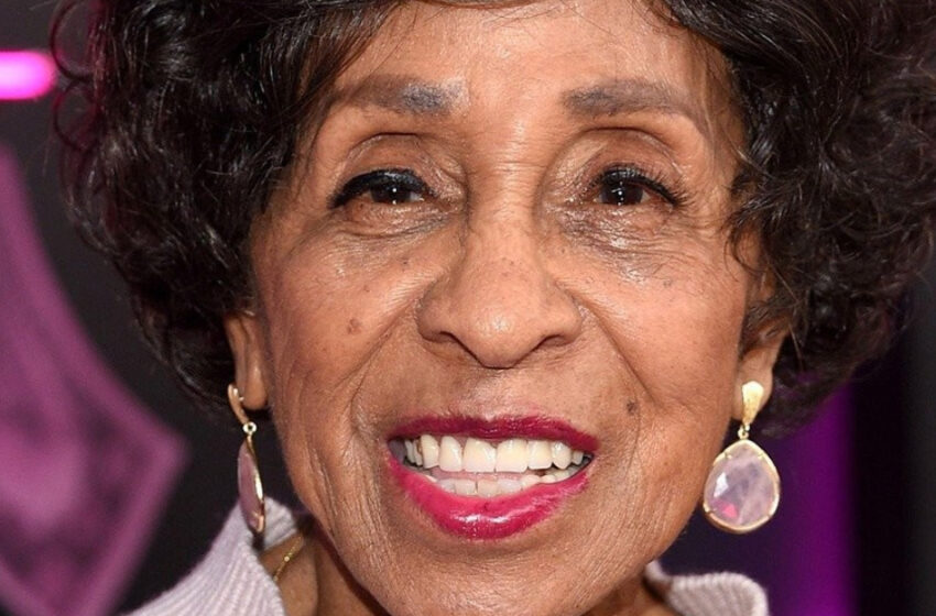  La estrella de ‘The Jeffersons’, Marla Gibbs, desafía la edad mientras deslumbra con un vestido de terciopelo negro brillante con cola