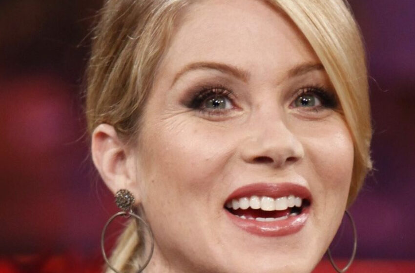  Christina Applegate hace una aparición pública con ayuda de un bastón en los Emmy 2024 en medio de su lucha contra la esclerosis múltiple