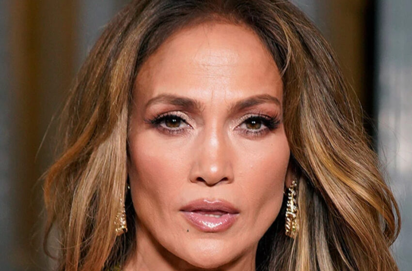  Los hombres se deslumbraron de admiración. Los paparazzi lograron capturar a Jennifer Lopez, de 54 años, de vacaciones