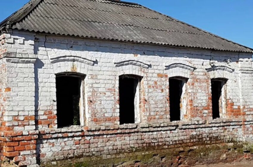  Hombre compró una antigua casa en un remoto pueblo y la transformó en una lujosa mansión