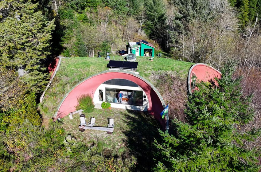  Una pareja no puede obtener un préstamo bancario para su sueño de construir una moderna casa hobbit, así que la construyen ellos mismos