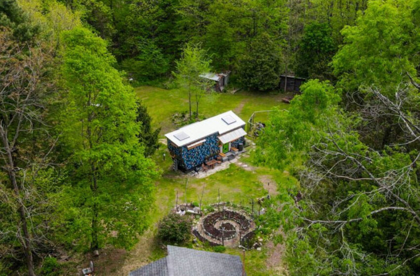  Refugio artístico: Explora la casa pequeña única y sostenible creada por artistas de Nueva York