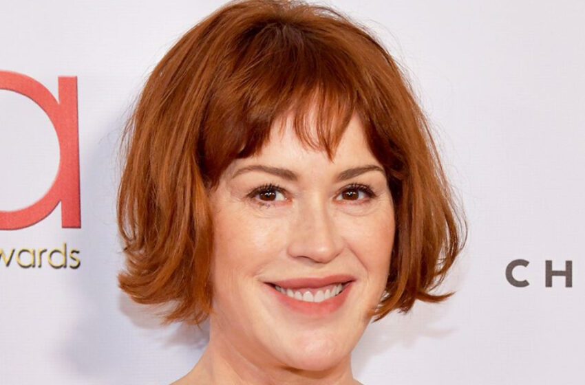  Molly Ringwald, de 55 años, “no ha envejecido en absoluto” mientras deslumbra con un atuendo verde en un nuevo póster promocional