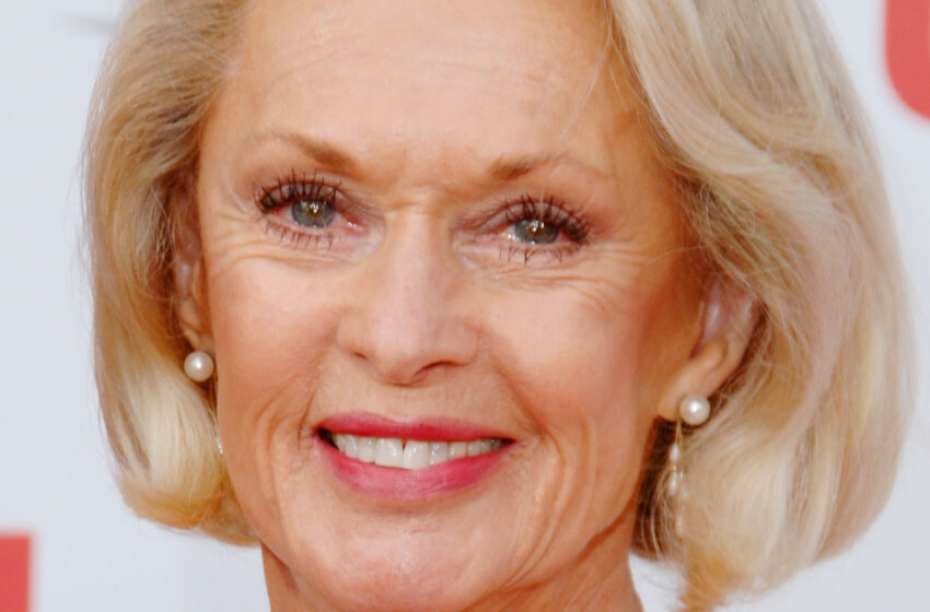  Tippi Hedren, de 94 años, impresiona a sus fanáticos al lucir un conjunto rosa y gafas de fiesta cubiertas de confites: Foto