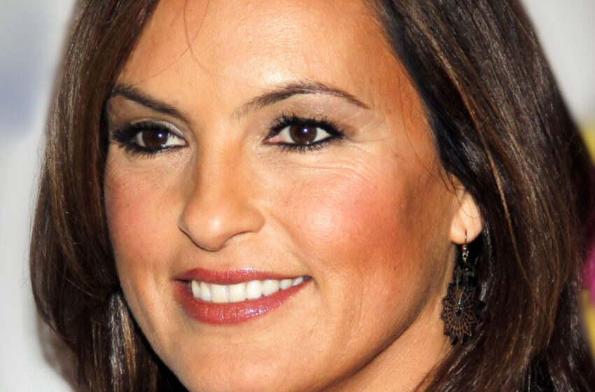  Mariska Hargitay, de 59 años, fue llamada “una verdadera diosa” después de mostrar sus curvas perfectas en un ajustado vestido plateado