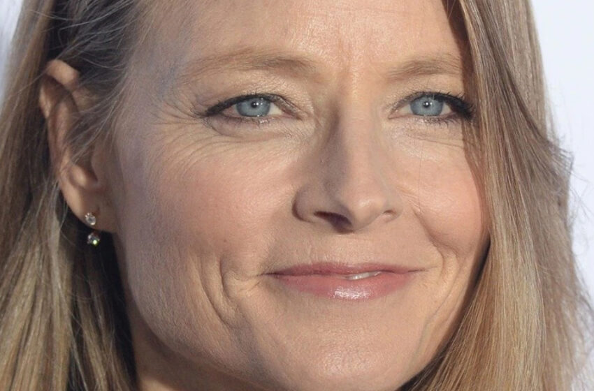  El apuesto hijo de Jodie Foster, a quien mantiene fuera del foco mediático, se le ve apoyando a su madre con su sombrero